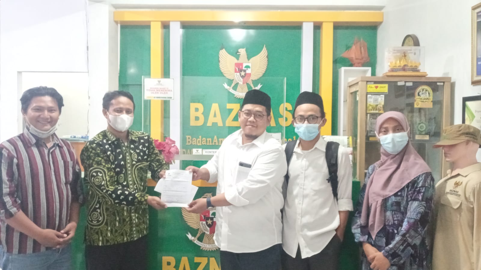 LPPM Salurkan Penggalangan Dana untuk Korban Semeru ke BAZNAS DIY