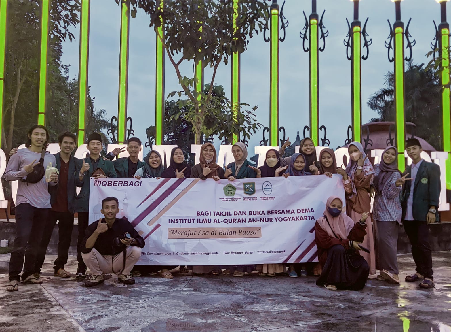 Peringati Hari Kartini, Mahasiswa IIQ Berbagi Takjil