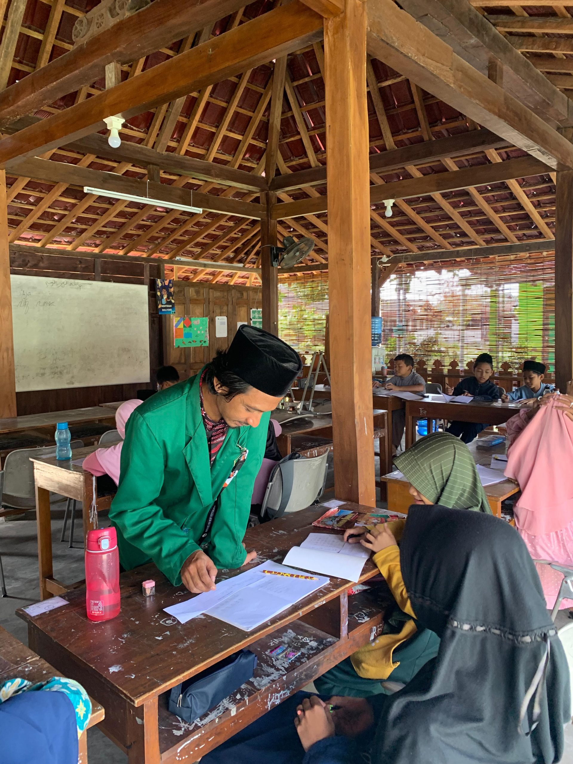 Menjaga Tradisi, Melestarikan Budaya: Pelatihan Penulisan Aksara Jawa oleh Mahasiswa KKN IIQ An Nur Yogyakarta