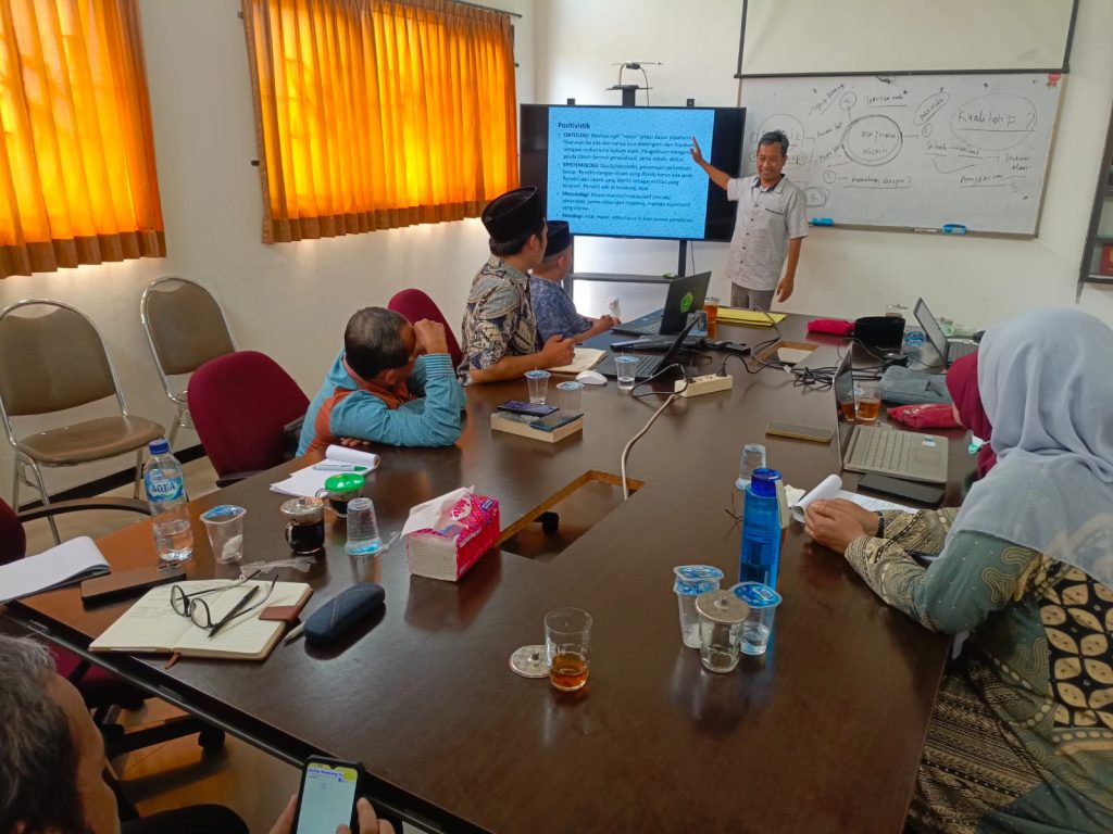 WhatsApp Image 2025 08 12 at 14.12.55 - Rumuskan Pedoman Skripsi Berkualitas, FEBI IIQ An Nur Yogyakarta Gelar Pelatihan Metodologi Penelitian