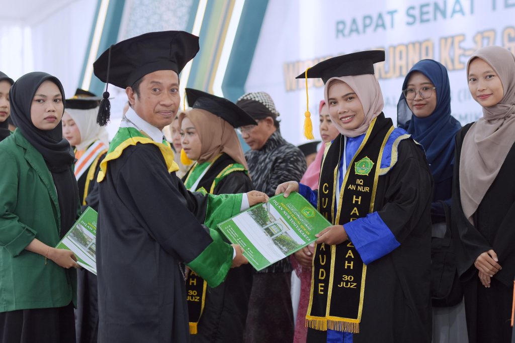 DSC 8106 - Hafidzah 30 Juz, Hasil Penelitian Terbit di Jurnal Scopus: Kisah Inspiratif Nur Tata, Wisudawan Terbaik IIQ An Nur Yogyakarta Tahun 2025