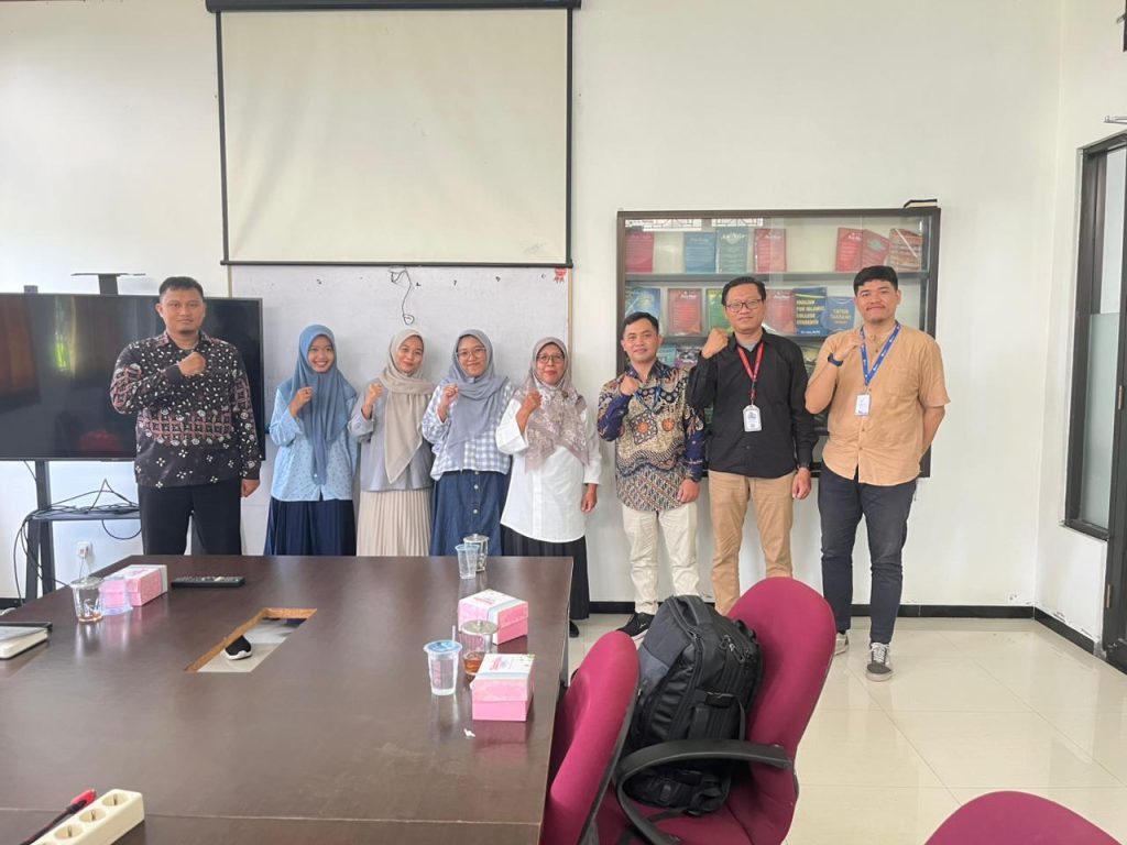 WhatsApp Image 2025 10 15 at 12.40.59 1 - Jajaran Staf Tata Usaha (TU) IIQ An Nur Yogyakarta Ikuti Pelatihan Administrasi Persuratan dan Keuangan Digital