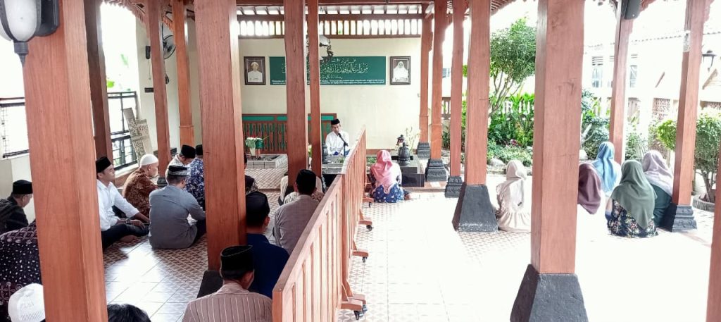 WhatsApp Image 2025 12 19 at 16.32.00 - Sertai Pembukaan PMB T.A. 2026/2027, Admisi IIQ An Nur Yogyakarta Gelar Mujahadah di Maqbarah KH. Nawawi ‘Abdul ‘Aziz