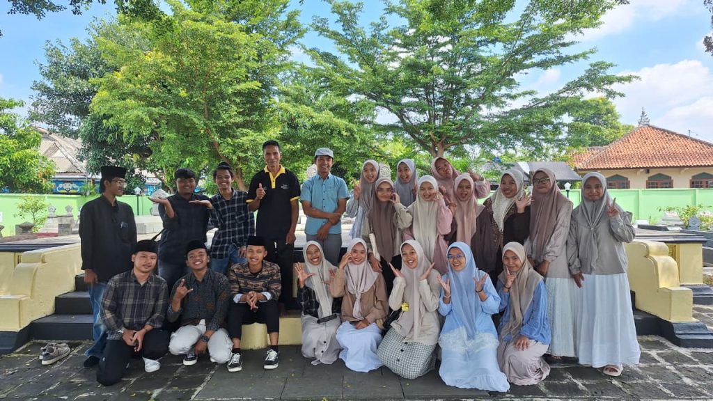 WhatsApp Image 2026 01 19 at 15.48.19 - Mahasiswa PAI IIQ An Nur Yogyakarta Lakukan Ziarah Edukatif, Maghfur: Agar Tumbuh Kesadaran Historis