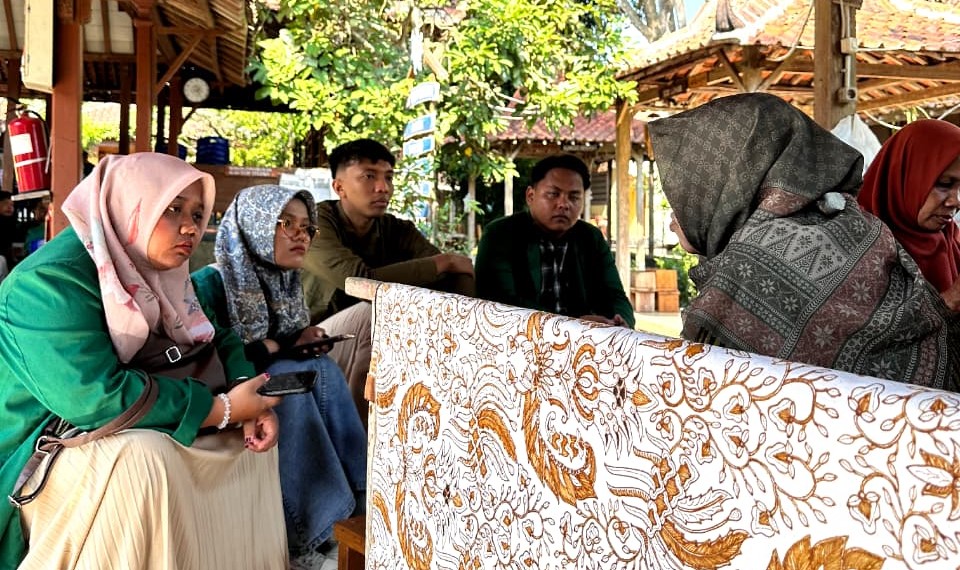Mahasiswa FEBI IIQ An Nur Yogyakarta Pelajari Studi Kelayakan Bisnis di Sentra Batik Giriloyo