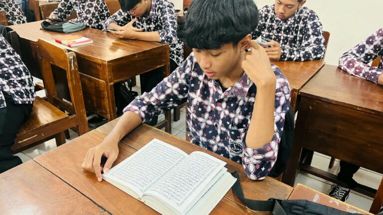 Mahasiswa PLP IIQ An Nur Yogyakarta Terlibat dalam Tadarus Pagi di SMK Negeri 1 Bantul