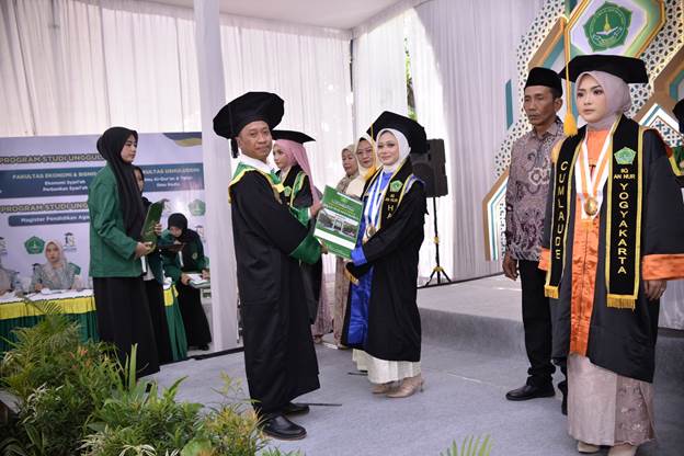Seorang Wisudawan Tercepat IIQ An Nur Yogyakarta Bagikan Trik Kuliah Cepat